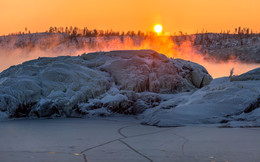 Ледяной остров. / Ладожское озеро. Карелия. Январь, 2016. Мороз -29, дымится вода.