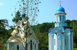 Женский монастырь в Сочи / Женский монастырь находится далеко в горах.