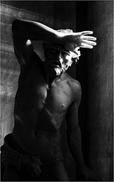 Каин в луче истины / Джованни Дюпрэ, Эрмитаж, 1960 год. Он и сайчас там, в углу галереи над парадной лестницей. Перед ним лежачая скульптура Авеля. В 2008 году я пошёл посмотреть, как это я тогда не догадался до очевидного: надо было на ПП разместить хотя бы фрагмент Авеля - но нет, это было невозможно...