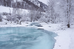 &nbsp; / Морозная зима на речке, неподалёку от Чемала, Алтай. На улице было до -25 ночью и всё покрылось инеем. Цвет воды классический, Алтайский)