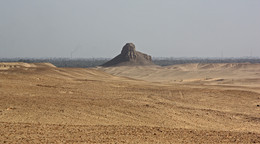 Дежавю, или только кажется / Призрак фараона. 
Чёрная пирамида фараона Аменемхета III (18 в. до н. э.) на границе пустыни.
Египет, Дахшур.