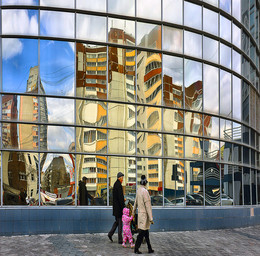 Городские отражения / Отражения городской застройки в стеклянных стенах современного небоскреба.