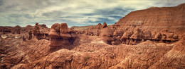 &nbsp; / Долина гоблинов (Goblin Valley)— государственный парк, расположенный в центральной части штата Юта (США). 
Уникальная местность, в силу особенностей ландшафта, долгое время оставалась закрытой от человеческих глаз. Обнаружили долину сравнительно недавно, в ХХ веке, причем абсолютно случайно. Внимание привлекает множество камней странной грибовидной формы, напоминающие неких сказочных существ. Размер природных скульптур различный, некоторые достигают высоты нескольких метров. Подобные естественные образования называют «худу».
В парке насчитывается несколько тысяч таких худу различных размеров и форм. Большинство из них похожи на гигантские грибы, выросшие не понятно откуда на этой пустынной земле, другие – напоминают дворцы с замысловатыми галереями.
Долина была образована из осадочных пород, оставленных внутренним морем более 170 млн. лет назад. Сказочные гномы созданы процессами эрозии этой слоистой породы: вода, ветер, поднятие земной коры, большая амплитуда температур по-разному влияют на геологические пласты, тем самым как бы вылепливая из них необычные скальные образования.