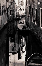 Река забвения / Снято в Венеции в 1994 году, Зенитом на пленку &quot;Свема&quot; 32 единицы, ее еще надо было перекручивать в катушку из рулона в полной темноте, наощупь. Или это была &quot;Тасма&quot;? ))) И напечатано собственноручно на бумаге Унибром 160. Тоже в темноте с красным отливом. Не сразу - с попытки двадцатой получилось то, что хотелось. Да, такая вещь - пришедшая из темноты! ))) 
Скан с фотографии.