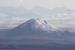 горы большие и маленькие / гора Джуца на фоне малого Кавказского хребта