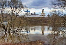 весна / весенний пейзаж у храма