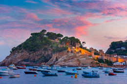 Вилла Велла на закате / Курортный город Тосса де Мар недалеко от Барселоны, Каталония, Испания