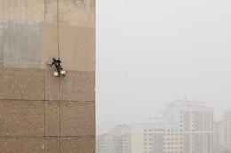 На стене / Промышленный альпинист красит стену 12-ти этажного жилого дома в плохую погоду.

https://vk.com/mikalai_nikitsin