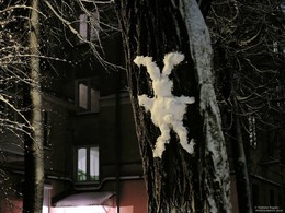кролик / символ ушедшей зимы в одном из дворов Гомеля, январь 2016