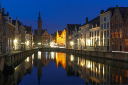 Шпигельрей ночью / Ночной канал Шпигельрей и площадь Ян Ван Эйка в Брюгге, Бельгия