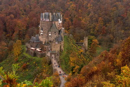 Замок Эльц / В 1840-х гг. началась реконструкция замка, начатая Карлом Эльцом. Она продолжалась более сорока лет, но это было оправдано тем, что работы велись очень осторожно. Главное, было сохранить первоначальный облик замка. По современным подсчетам, на реставрацию было потрачено почти восемь миллионов евро. Сейчас владельцем замка является граф Карл Эльц, постоянно проживающий во Франкфурте-на-Майне. Он решил открыть часть Эльца для туристов, чтобы средства тратить на поддержание исторического памятника.
