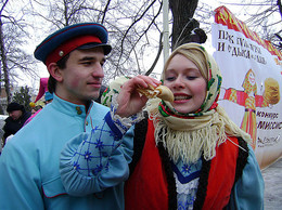 с Масленицей! / [img]http://rasfokus.ru/upload/comments/b5ace1a097cb7f9d0ddba12cb5c3243d.jpg[/img][img]http://rasfokus.ru/upload/comments/c5fe2cc70ffd8c35a6d1865fd43f2523.jpg[/img]
Я на Масленицу вам
 Радостей желаю,
 Пусть воздастся по делам!
 Горестей не зная,
 Вы живите хорошо,
 Весело и дружно.
 Чудо-праздник к нам пришел,
 Отмечай, как нужно!