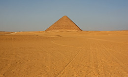 Пески Дахшура. Красная пирамида / Египет, Дахшур, Красная пирамида фараона Снофру, (IV династия, XXVI в. до н. э).