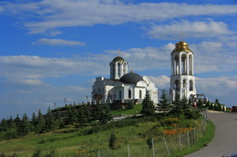 Свято-Георгиевский женский монастырь / Храм и колокольня находятся на вершине холма,а кельи внизу холма.
