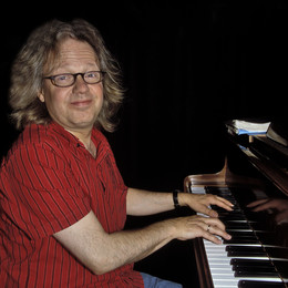 &nbsp; / Mikesch, SNGER und FRONTMANN der Rock - und Popgruppe &quot;SPONTAN&quot;.
Aufgenommen bei einem LIVEAUFTRITT.