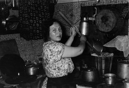 На коммунальной кухне / Соседка; кипячение белья. 1956год, первые опыты с новой советской вспышкой.