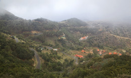 &nbsp; / Ich war wieder einmal unterwegs in der Bergwelt von LA GOMERA. Bei dieser Ansicht eines Tales kam es mir vor, als hätte ich meine MODELLEISENBAHN von damls vor mir.