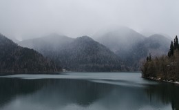 Абхазия. Мартовская таинственность озера Рица... / Озеро Рица
