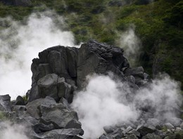 Сероводородные источники / Активность вулкана в далеком прошлом продолжает существовать. Сероводородные источники в районе Хаконе (Япония)
