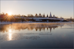 Весна на Волге / Россия. Тверская обл. Старица.
На противоположном берегу - Старицкий Успенский мужской монастырь. 

март 2016