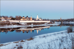 Отражения / Россия. Тверская обл. Старица. 
Река Волга. На берегу реки Старицкий Успенский мужской монастырь. 

март 2016