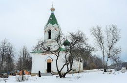 &quot;В зеленой церкви за горой...&quot; / &quot;В зеленой церкви за горой,
 Где вербы четки уронили
 Я поминаю просфорой
 Младой весны младые были.
 И все тягуче память дня
 Перед пристойным ликом жизни.
 О, помолись и за меня,
 За бесприютного в отчизне!&quot;
 С.Есенин
 (Храм св. великомученика Георгия Победоносца 
 в деревне Капустино, Чеховского р-на, Моск.обл.)