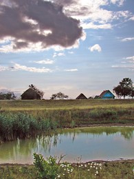 будет дождь / деревня, стоит туча дождевая, водоем