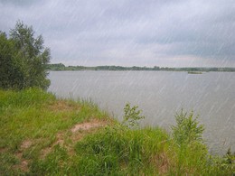 Ливень / Долго собирались тучи, гремело, затем полил дождь, небо потемнело и дождь постепенно перешёл в морось, до самого вечера стояла неуютная мряка над озером.