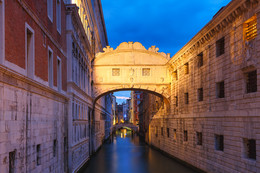 Мост Вздохов / Венеция, Италия, знаменитый мост Вздохов в синий час