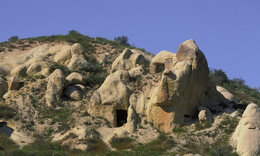 &nbsp; / In Kappadokien / Türkei leben heute noch Menschen in diesen Felsen, in Höhlen. Die Felsen bestehen aus Tufstein.