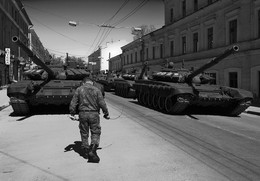 у нас не забалуешь! / парад , взводный или ротный старшина-командует танкистам что то.