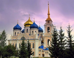 Храм Преображения Господня в Болхове / Собор Преображения Господня четырёхстолпный пятикупольный храм в два этажа, с декором, близким к русско-византийскому стилю находится в г. Болхове. Сооружён в 1841-1851 на средства болховских купцов вместо каменного храма 1671, от которого осталась колокольня 1830-х. Внизу Скорбященский храм с Никольским и Митрофаниевским приделами, вверху Преображенский с приделами Печерской Богоматери и Софии, Веры, Надежды и Любови.