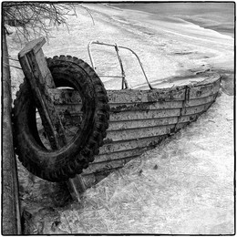 Старая лодка зимой / Крестовский остров (Санкт-Петербург)