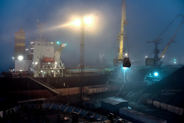 Даёшь стране угля! / Погрузка супербалкера углём в Мурманском морском торговом порту в сильный туман. Видимость около 300 метров.