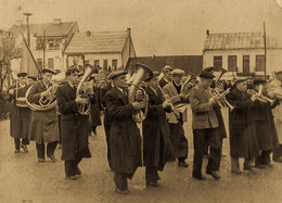 Холодная весна 1953 года. / первомайская демонстрация в районном центре.