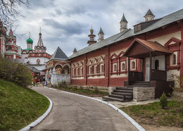 Саввино-Сторожеский монастырь / Саввино-Сторожевский монастырь — православный монастырь Московской епархии. Основан в конце XIV века, расположен на горе Сторожи у места впадения речки Сторожки в Москву-реку в двух километрах западнее города Звенигорода Московской области.

Некоторые историки утверждают, что царь Алексей Михайлович придал Саввино-Сторожевскому монастырю статус первой в России лавры (по значимости и по счёту), и лишь только затем такой же статус получили Киево-Печерская и Троице-Сергиева обители.