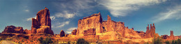 &nbsp; / Arches National Park. Когда-то на территории всего парка плескалось море, которое, испарившись, оставило после себя огромнейшую соляную подушку. В результате геологических преобразований, подразумевающих под собой деформацию подземных скал и наземную эрозию почвы, и образовались существующие сегодня разнообразные арки. Практически все они сформированы из розового и оранжевого песчаника. Встречают и арки, которые состоят сразу из двух видов песчаника, однако они не перемешаны друг с другом, а наслоены один поверх другого. За такое «слоеное» сочетание эти арки получили у геологов прозвища «слоеные пироги».
Это место можно смело назвать мастерской Бога, где он выпиливал лобзиком или наглядным пособием по геологии Земли. Это кому что ближе. Но кто бы не создал эту красоту — усилия приложены гигантские и сделано это со вкусом.