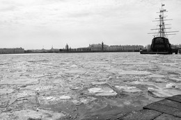 река Нева / лёд тронулся