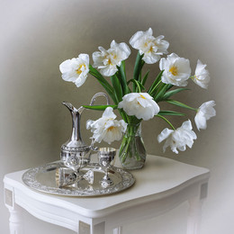 Натюрморт с белыми тюльпанами / натюрморт для гостиной или столовой