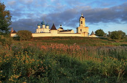 Высоцкий монастырь / вечерний пейзаж