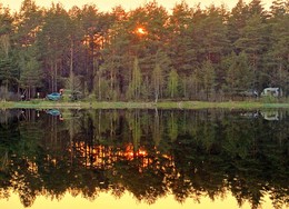 Купание солнца / Тишина на озере привлекла любителей рыбалки, вечернее солнце и покой природы предвещает хороший улов.
