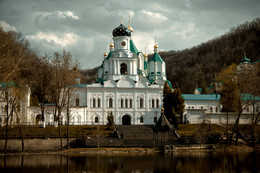 перед дождем... / храм на реке...