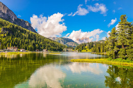 Озеро в Альпах / Доломитовые Альпы в Италии, по дороге на Кортина д’Ампе́ццо.