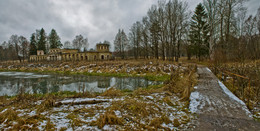 На задворках парка... / Гатчинский парк На берегу реки Колпанки, в 1798 году началось строительство «Птичного дома» или, как его сегодня называют, Птичника. По проекту А. Д. Захарова был возведен архитектурный шедевр, предназначавшийся для вполне утилитарных целей — содержания фазанов, индеек, павлинов, гусей, даже канареек... К 40-м годам ХIХ века здание обветшало, и его решили отстроить заново «в прежнем виде». Руководил работами архитектор А. М. Байков. В настоящее время уникальное сооружение находится в руинированном состоянии.