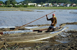 Рыбачка, но не Соня.... / Вьетнам. На озере Лак проживает племя мнонго - рыбаки и охотники на слонов.