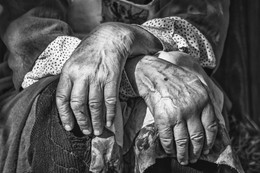 Бабушкины руки / Сила и слабость в одних руках - руках бабушки.