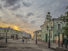 Улицы Казани / Каза́нь (тат. Казан, Qazan) — город в Российской Федерации, столица Республики Татарстан, крупный порт на левом берегу реки Волги, при впадении в неё реки Казанки. Один из крупнейших религиозных, экономических, политических, научных, образовательных, культурных и спортивных центров России. Казанский кремль входит в число объектов Всемирного наследия ЮНЕСКО.