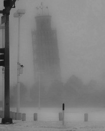 Падающая башня зимой / Пригород Чикаго, Иллинойс