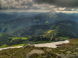 Карпатские крутоверхи / Вид на Говерлу с вершины Петроса. 9 июня 2016 г. 

«Туманом облачным окутано...
Взывает ветер к небесам.
Дождь обнимает гору путано,
Скользя ручьями по лесам.
Густая мгла легла завесой.
За далью даль и шум ветров.
Тропа взвивается повесой,
За глиной луг, за камнем ров.
Говерла гордо, неподвластно
Царит над горами Карпат.
На пике грозы беспристрастно
Стреляют дерзко, наугад!»

Ольга Бибик