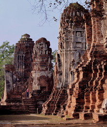 В гостях у далекого прошлого / Снимок фрагмента храма Махатхат (Wat Mahathat) сделан в Аюттхае (Тайланд) в апреле 2015 года.